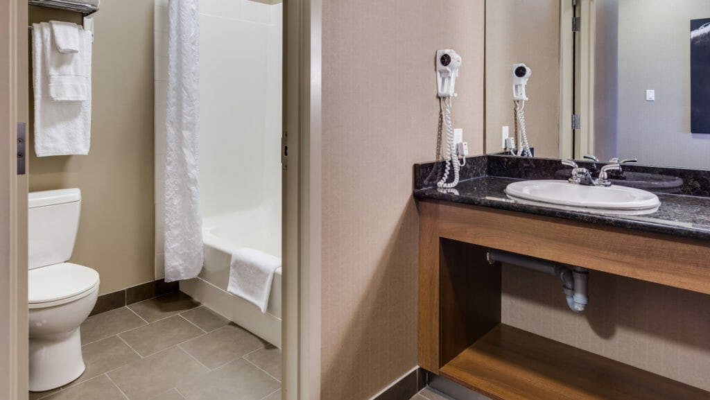Hotel-Pincher-Creek---Elite-Guest-Room---Washroom---Heritage-Inn-Hotel-&-Convention-Centre