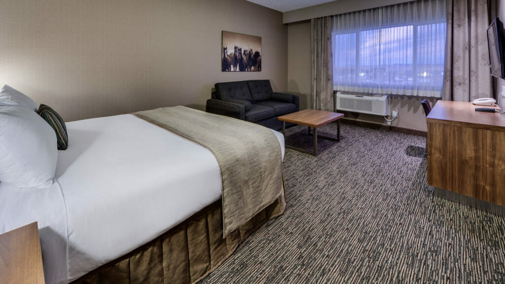 Hotel-Pincher-Creek---Elite-King-Guest-Room---Heritage-Inn-Hotel-&-Convention-Centre