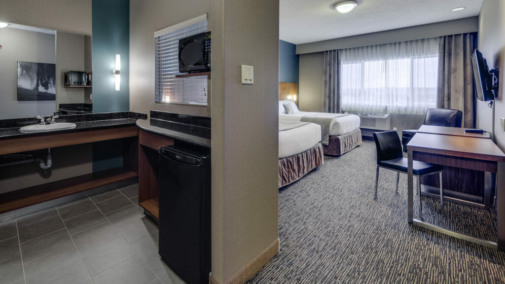 Hotel Pincher Creek Elite Queen Guest Room Heritage Inn Hotel Convention Centre