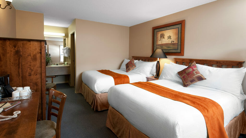Hotel---Maligne-Lodge---Jasper---Interior---2-Queen-Room-02