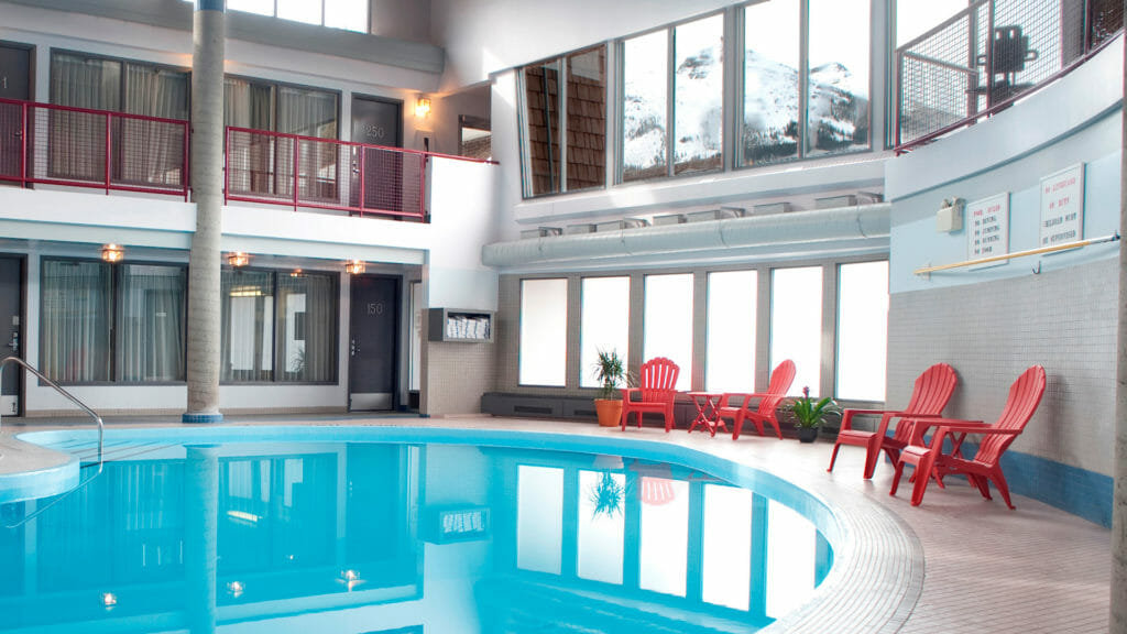 Hotel---Maligne-Lodge---Jasper---Interior---Pool-01