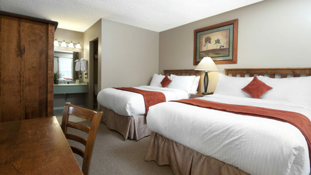 Hotel---Tonquin-Inn---Jasper---Interior---2-Queen-Room-02