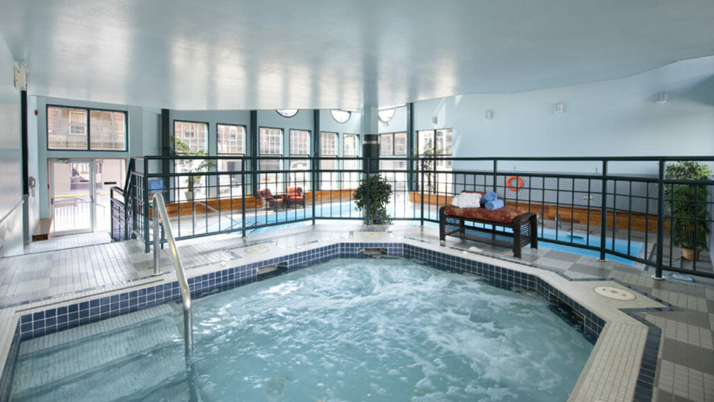 Hotel---Tonquin-Inn---Jasper---Interior---Pool-01